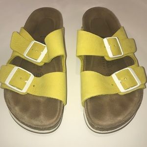 Arizona Birkenstock leather sandal in yellow 🍌